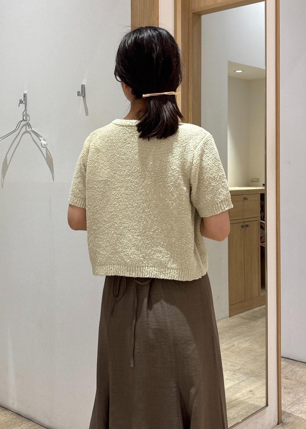 「25SS夏の新作、初夏コーデ、夏コーデ、デートコーデ、お出かけコーデ、旅行コーデ、女子会コーデ、大人カジュアル、スカートスタイル、フェミニンコーデ、VIS、ウェーブ、ブルべ夏、乾燥、低身長」｜「VISの【新色追加】ひねり金具ワンハンドルミニショルダーバッグ【2WAY（ショルダーバッグ、ベージュ系）」を使った、スズさん（レディース・152cm）の春コーディネートの9枚目の写真
