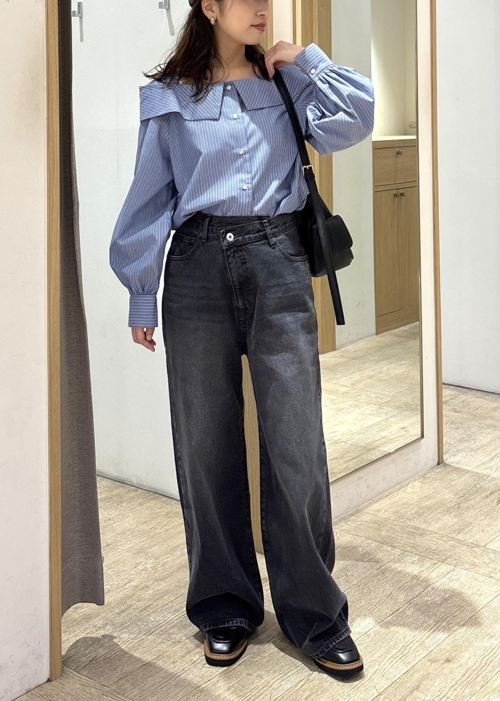 ブラック系のショルダーバッグ、ブラック系のローファー、ブルー系のシャツ/ブラウスを着用したレディースの秋コーディネートの9枚目の写真