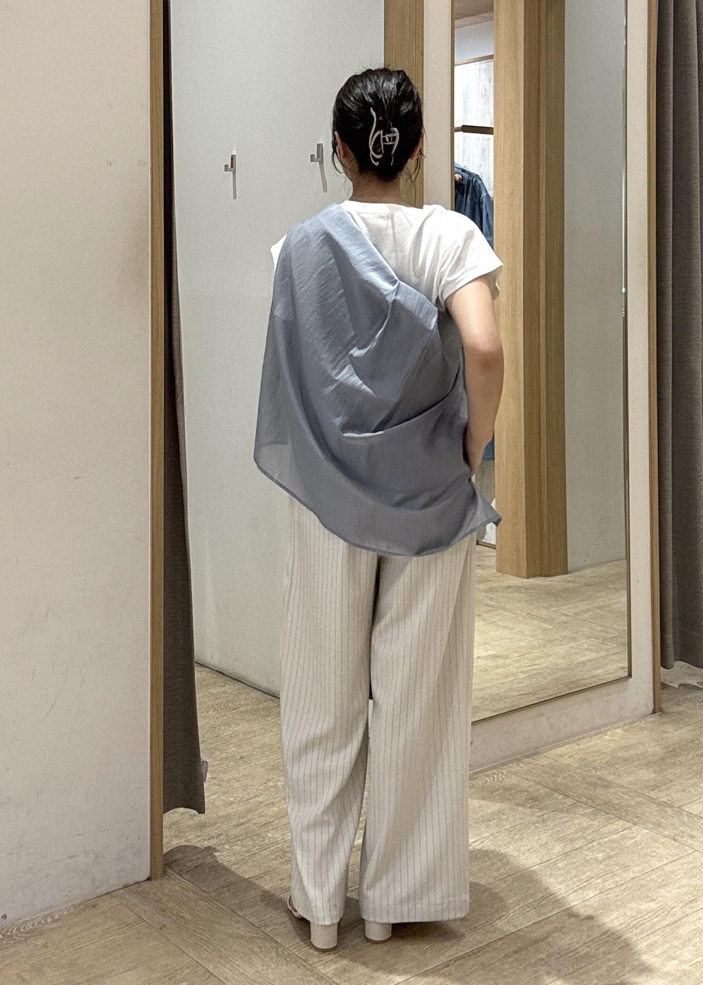 「25SS夏の新作、visbag2025、初夏コーデ、夏コーデ、お出かけコーデ、旅行コーデ、大人カジュアル、パンツスタイル、カジュアルコーデ、VIS、ウェーブ、ブルべ夏、乾燥、低身長、トップス」｜「Juzeのメタルヒールサンダル（サンダル、ホワイト系）」を使った、スズさん（レディース・152cm）の夏コーディネートの3枚目の写真