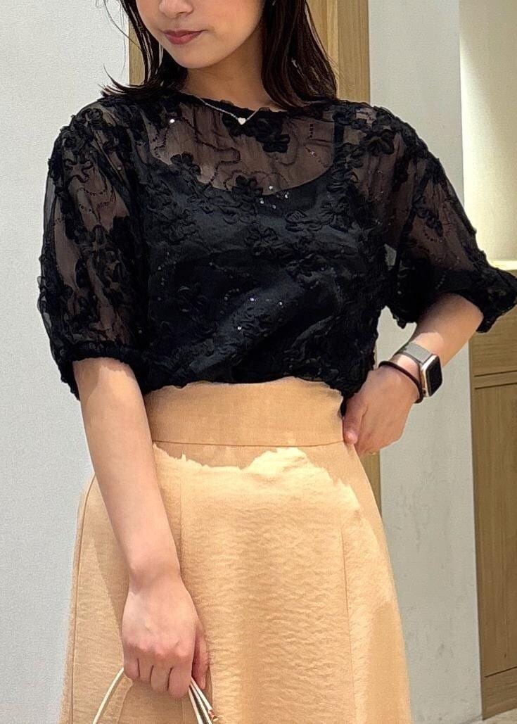 ホワイト系のハンドバッグ、シルバー系のパンプス、オレンジ系のスカートを着用したレディースの春コーディネートの6枚目の写真