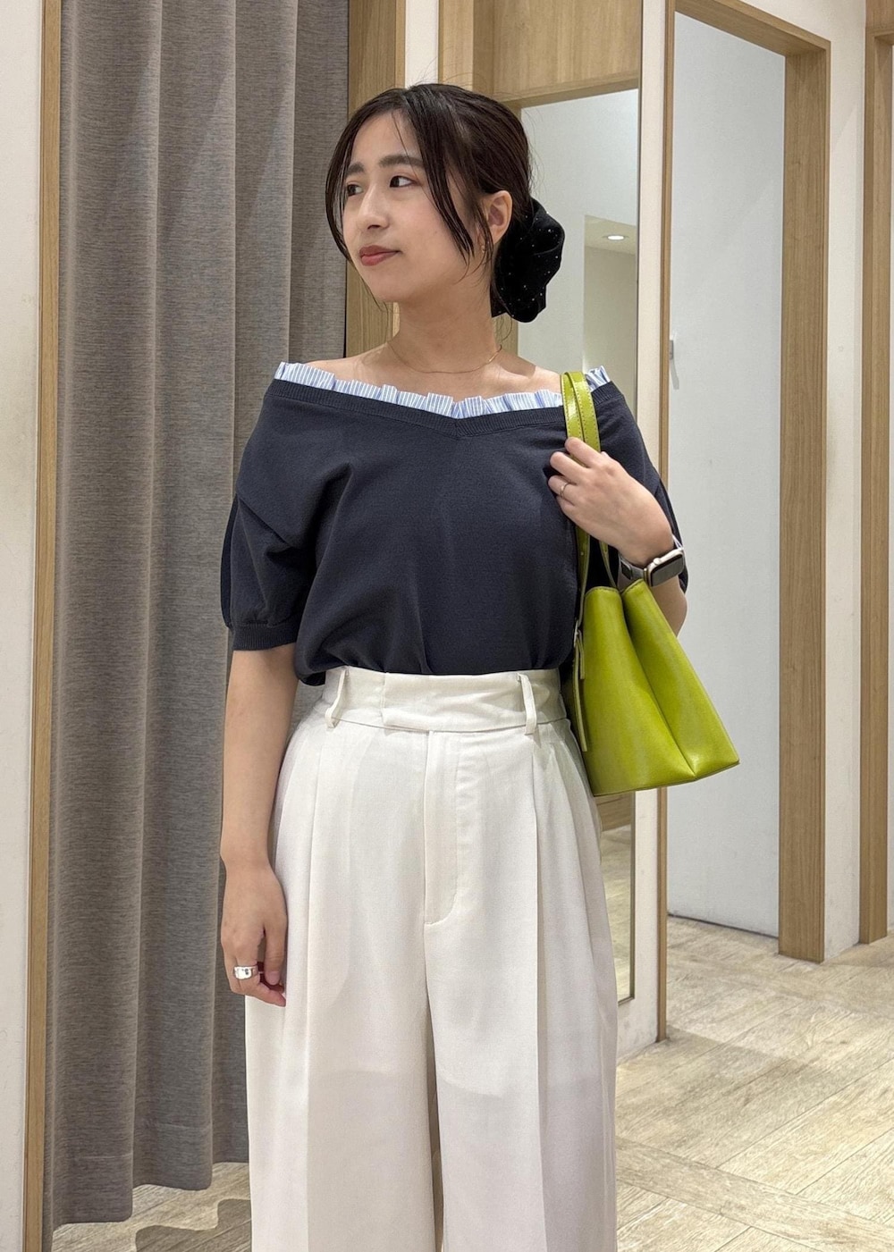 シルバー系のサンダル、グレー系のニット/セーター、ホワイト系のその他パンツを着用したレディースの春コーディネートの4枚目の写真