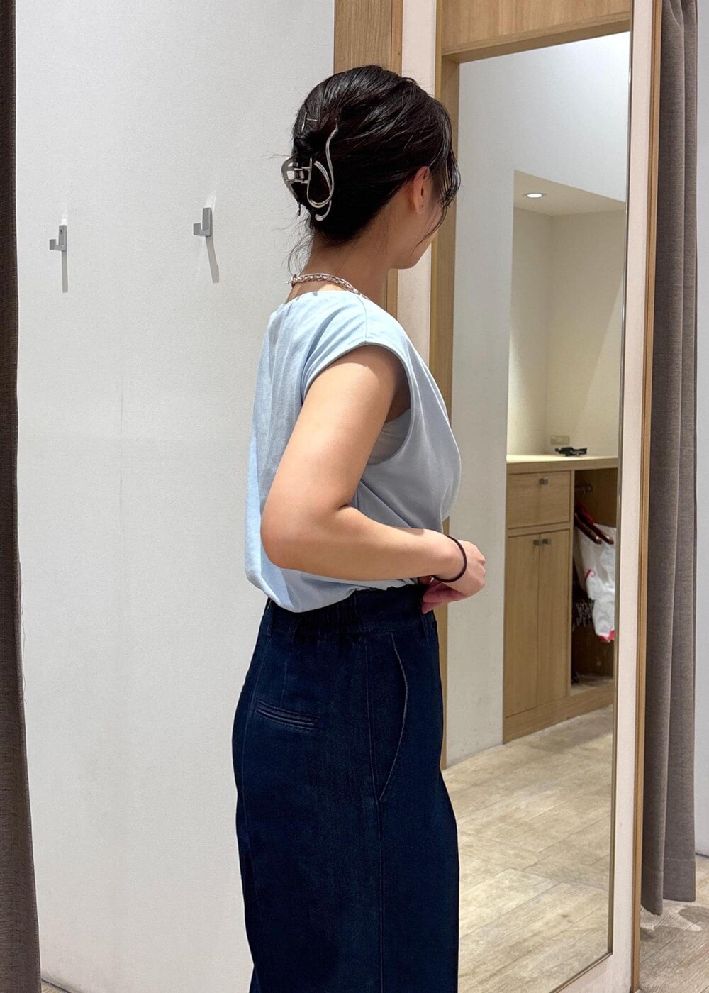 ベージュ系のショルダーバッグ、ブラック系のサンダル、ブルー系のTシャツ/カットソーを着用したレディースの夏コーディネートの7枚目の写真