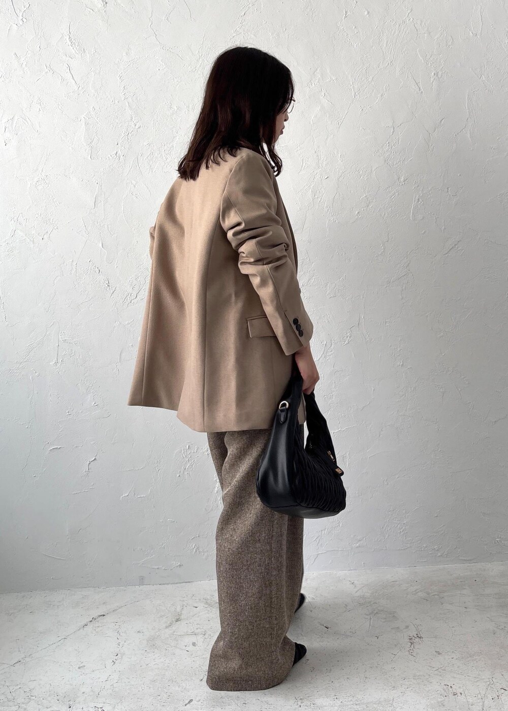 ブラック系のパンプス、ホワイト系のTシャツ/カットソー、ベージュ系のテーラードジャケットを着用したレディースの夏コーディネートの4枚目の写真