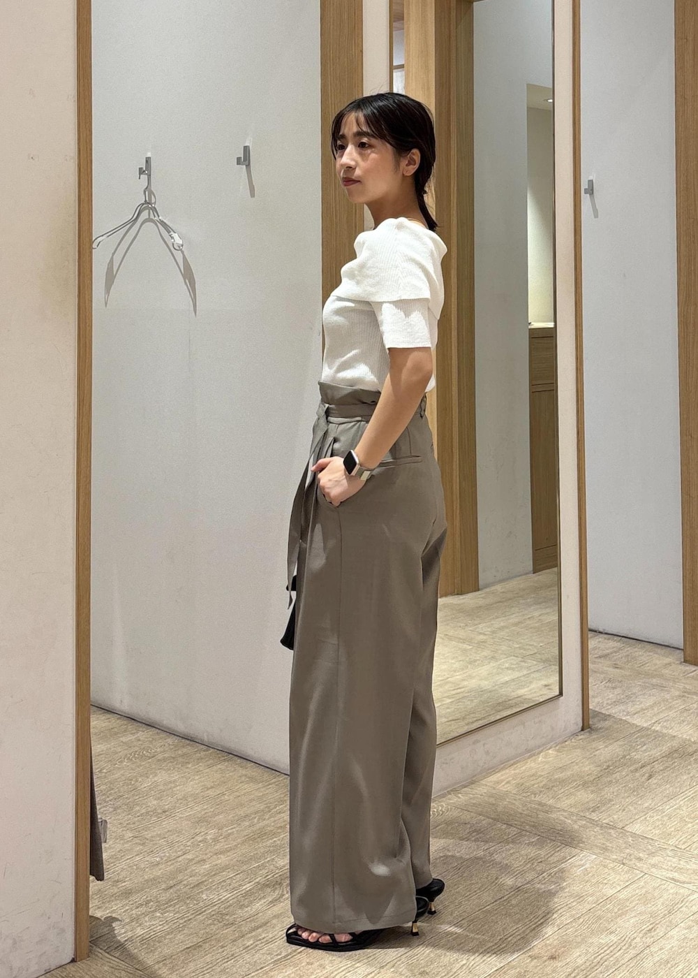 「25SS夏の新作、ワイドパンツ、初夏コーデ、夏コーデ、デートコーデ、お出かけコーデ、旅行コーデ、女子会コーデ、大人カジュアル、パンツスタイル、カジュアルコーデ、ヘルシーコーデ、シンプルコーデ、VIS、ウェーブ」｜「VISの【2WAY】ひねり金具ワンハンドルミニショルダーバッグ（ショルダーバッグ、ブラック系）」を使った、スズさん（レディース・152cm）の春コーディネートの3枚目の写真