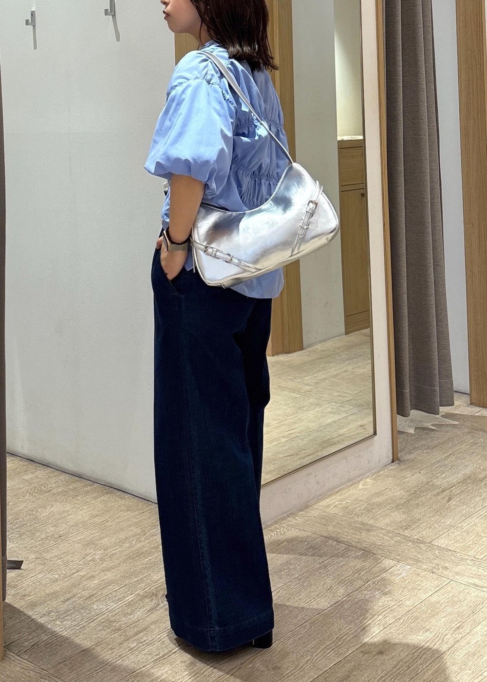 「ワイドデニム、25SS夏の新作、初夏コーデ、夏コーデ、デートコーデ、お出かけコーデ、旅行コーデ、推し活コーデ、女子会コーデ、韓国ファッション、大人カジュアル、パンツスタイル、カジュアルコーデ、ヘルシーコーデ、VIS」｜「VISのグリッターワイドデニムパンツ（デニムパンツ、ブルー系）」を使った、スズさん（レディース・152cm）の春コーディネートの5枚目の写真