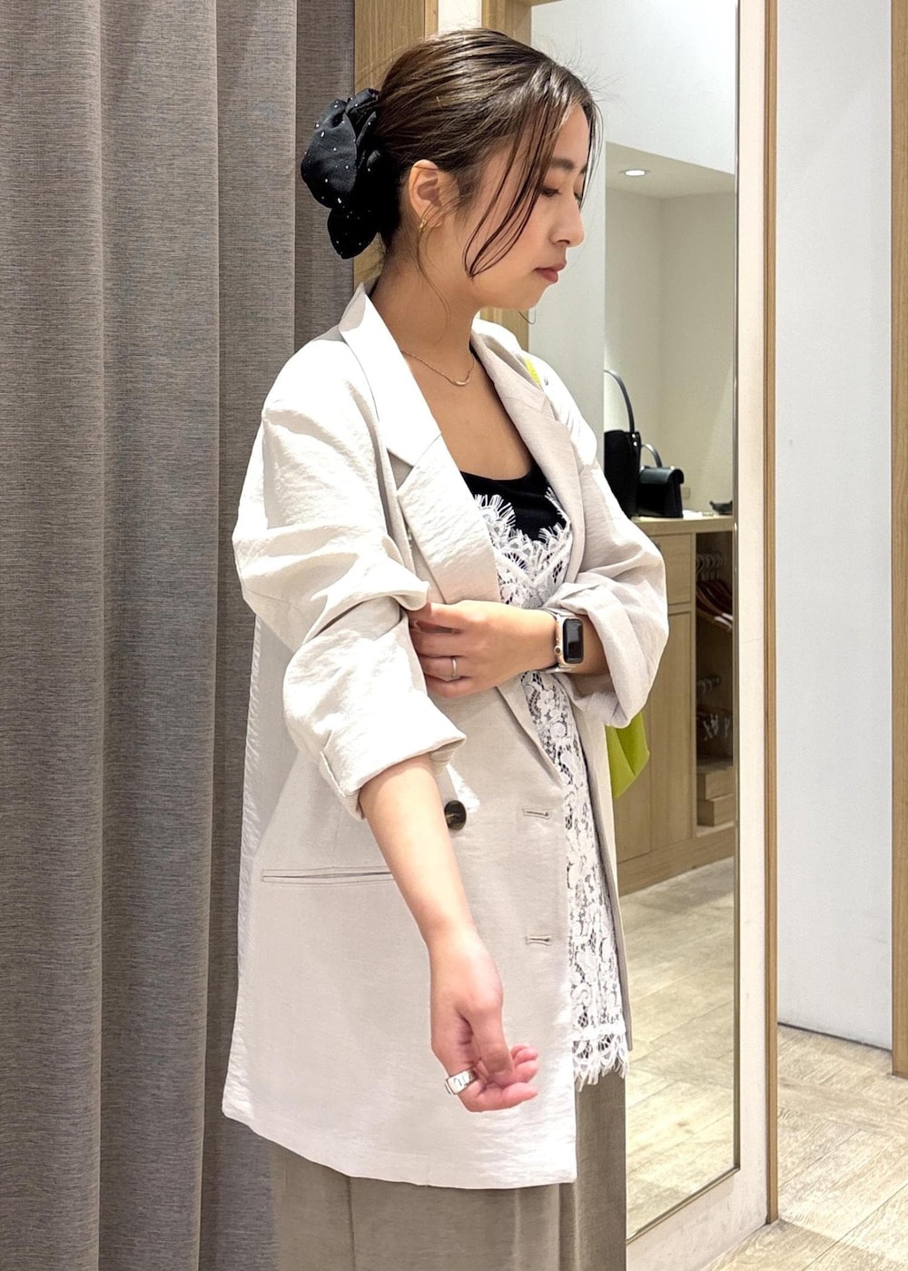 ブラック系のローファー、ベージュ系のその他パンツ、ホワイト系のテーラードジャケットを着用したレディースの春コーディネートの6枚目の写真