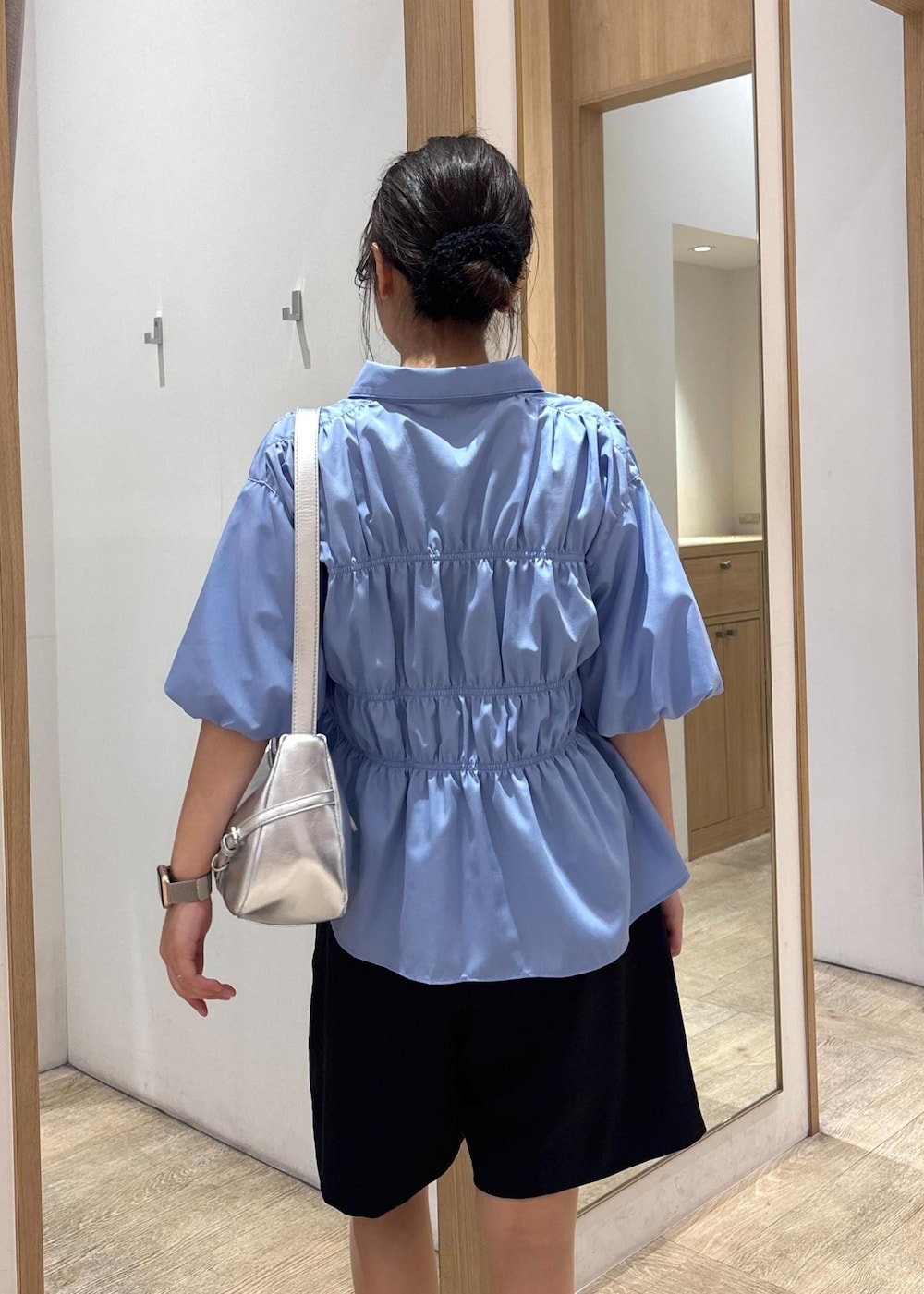 「ハーフパンツ、バミューダパンツ、25SS夏の新作、初夏コーデ、夏コーデ、デートコーデ、お出かけコーデ、旅行コーデ、推し活コーデ、女子会コーデ、韓国ファッション、大人カジュアル、パンツスタイル、カジュアルコーデ、VIS」｜「Juzeのリボンヒールパンプス（パンプス、ブラック系）」を使った、スズさん（レディース・152cm）の春コーディネートの8枚目の写真