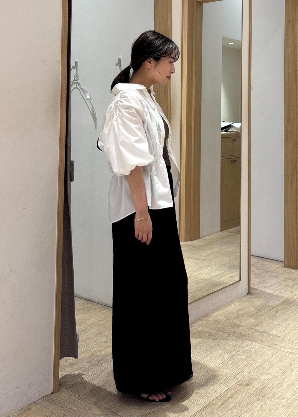 「タイトスカート、25SS夏の新作、初夏コーデ、夏コーデ、デートコーデ、お出かけコーデ、旅行コーデ、女子会コーデ、大人カジュアル、スカートスタイル、カジュアルコーデ、ヘルシーコーデ、VIS、ウェーブ、ブルべ夏」｜「VISの【追加】ハンドルリボンワンショルダーバッグ【180℃美人見え】（ハンドバッグ、ブラック系）」を使った、スズさん（レディース・152cm）の春コーディネートの4枚目の写真