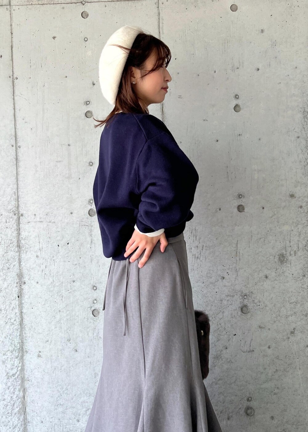 ホワイト系のTシャツ/カットソー、グレー系のショルダーバッグ、シルバー系のブーツを着用したレディースの秋コーディネートの8枚目の写真