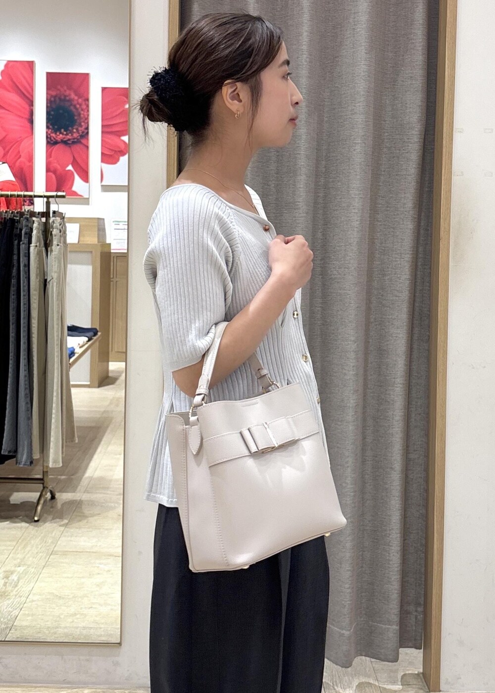 グレー系のその他パンツ、ブラック系のサンダル、ブルー系のカーディガン/ボレロを着用したレディースの夏コーディネートの6枚目の写真