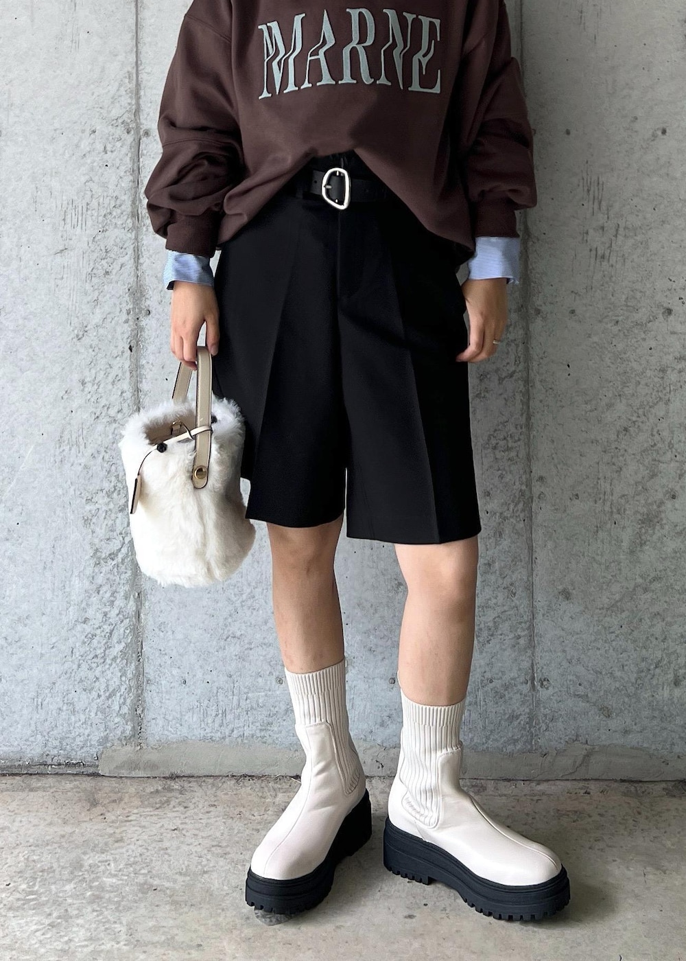 「ショートパンツ、ファー、ベレー帽、24AW秋の新作、ウエストマーク、ハーフパンツ、初秋コーデ、秋コーデ、お出かけコーデ、旅行コーデ、女子会コーデ、韓国ファッション、大人カジュアル、パンツスタイル、体型カバー」｜「Juzeのタンクソールサイドニットブーツ（ブーツ、ホワイト系）」を使った、スズさん（レディース・152cm）の秋コーディネートの8枚目の写真