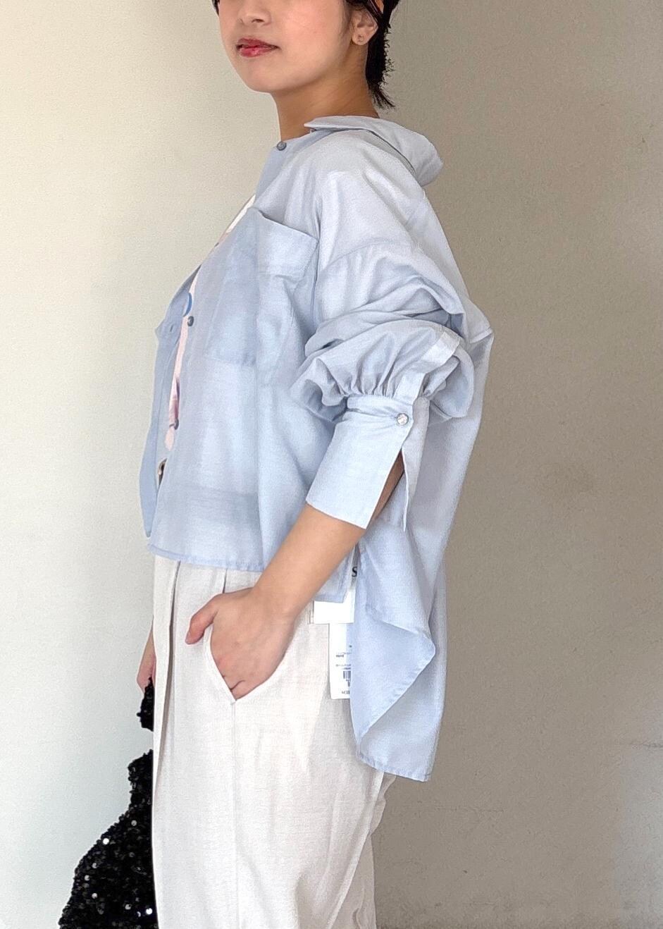 ブラック系のバレエシューズ、ブルー系のシャツ/ブラウス、ホワイト系のTシャツ/カットソーを着用したレディースの春コーディネートの9枚目の写真