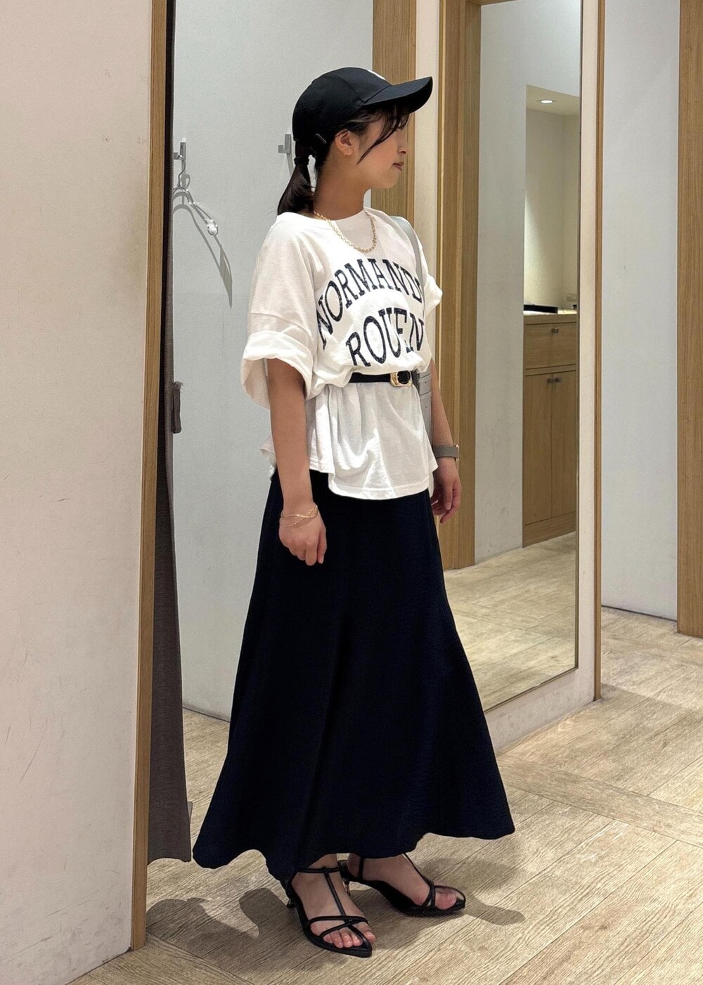 「25SS夏の新作、夏コーデ、お出かけコーデ、旅行コーデ、フェスコーデ、大人カジュアル、スカートスタイル、体型カバー、カジュアルコーデ、VIS、ウェーブ、ブルべ夏、乾燥、低身長、トップス」｜「VISのロゴマーク刺繍キャップ（キャップ、ブラック系）」を使った、スズさん（レディース・152cm）の春コーディネートの6枚目の写真