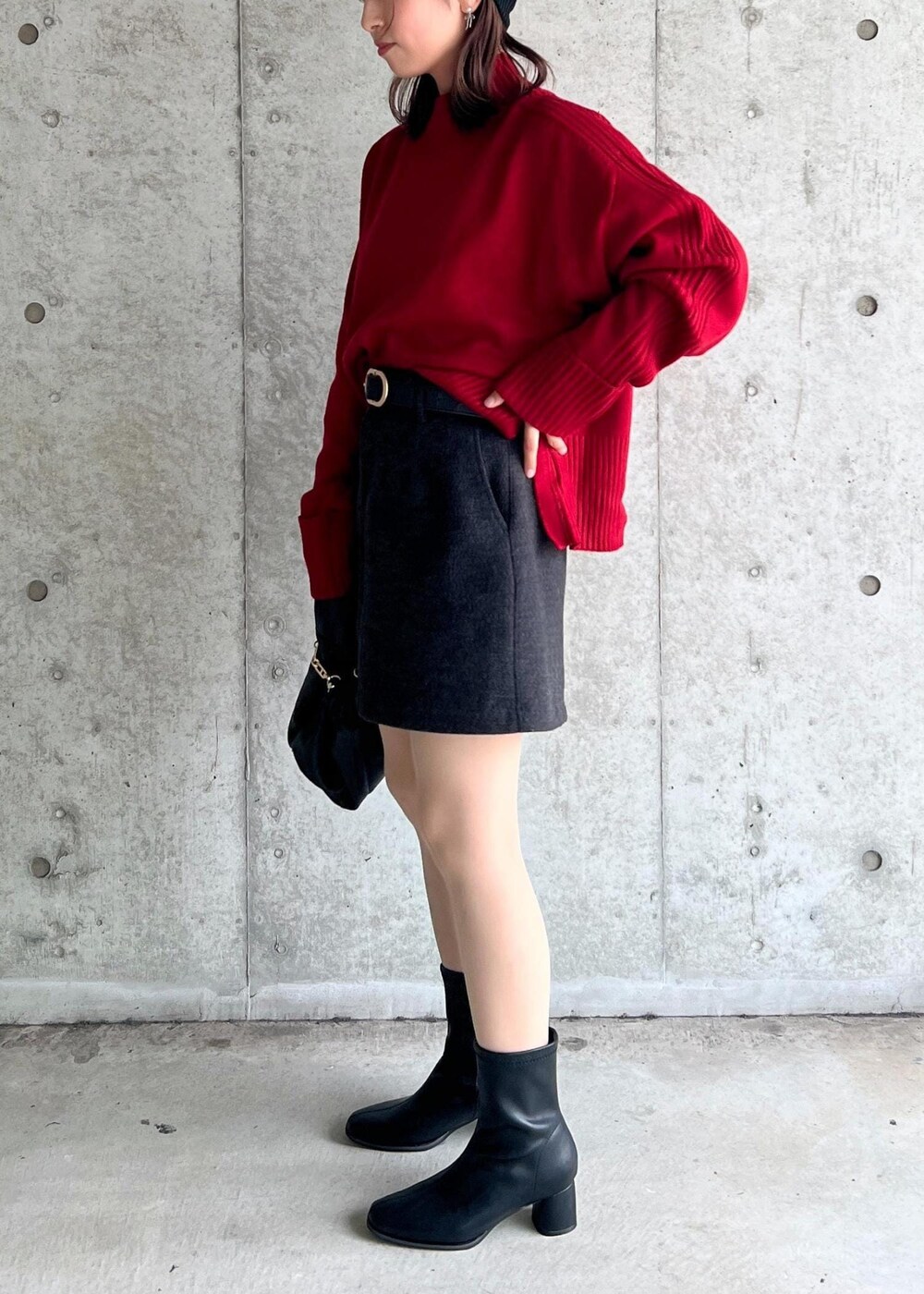 ブラック系のハンドバッグ、グレー系のその他パンツ、ブラック系のブーツを着用したレディースの秋コーディネートの3枚目の写真