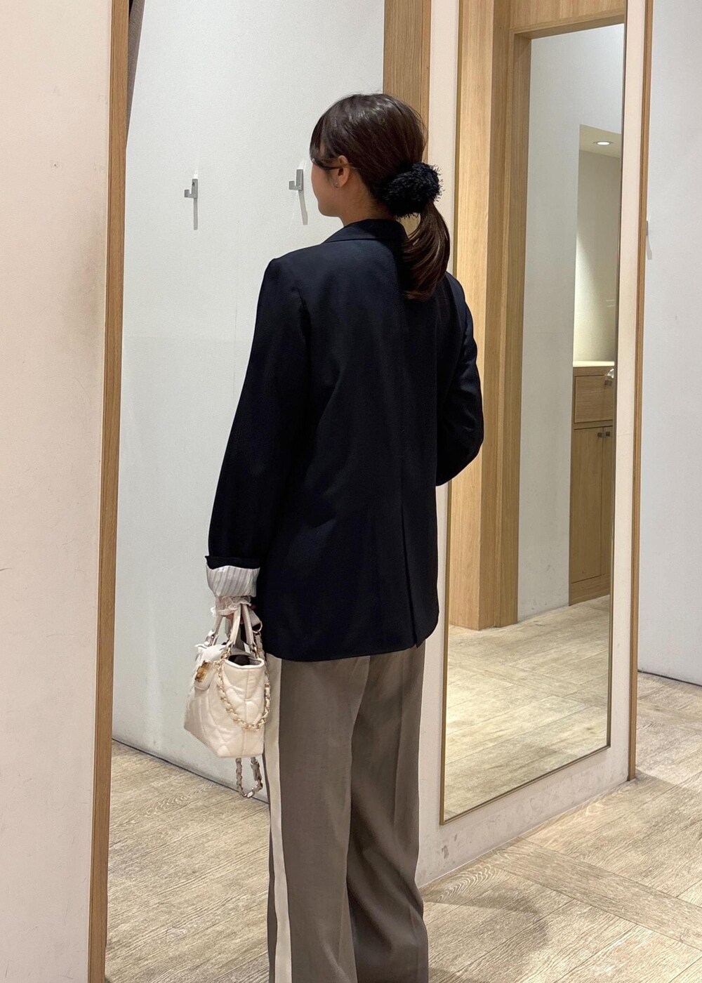 「インナー、ワイドパンツ、25SS春の新作、初春コーデ、春コーデ、お出かけコーデ、旅行コーデ、女子会コーデ、韓国ファッション、大人カジュアル、パンツスタイル、カジュアルコーデ、VIS、ウェーブ、ブルべ夏」｜「VISのへリンボーンストレートラインパンツ（その他パンツ、グレー系）」を使った、スズさん（レディース・152cm）の冬コーディネートの7枚目の写真