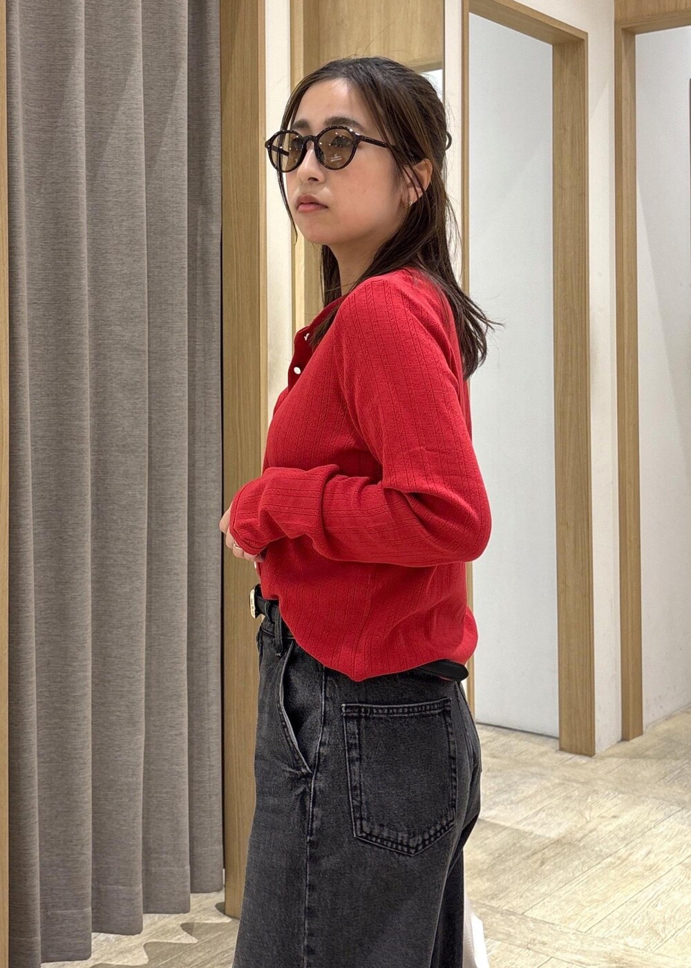 ブラウン系のパンプス、レッド系のカーディガン/ボレロ、ブラック系のデニムパンツを着用したレディースの春コーディネートの9枚目の写真