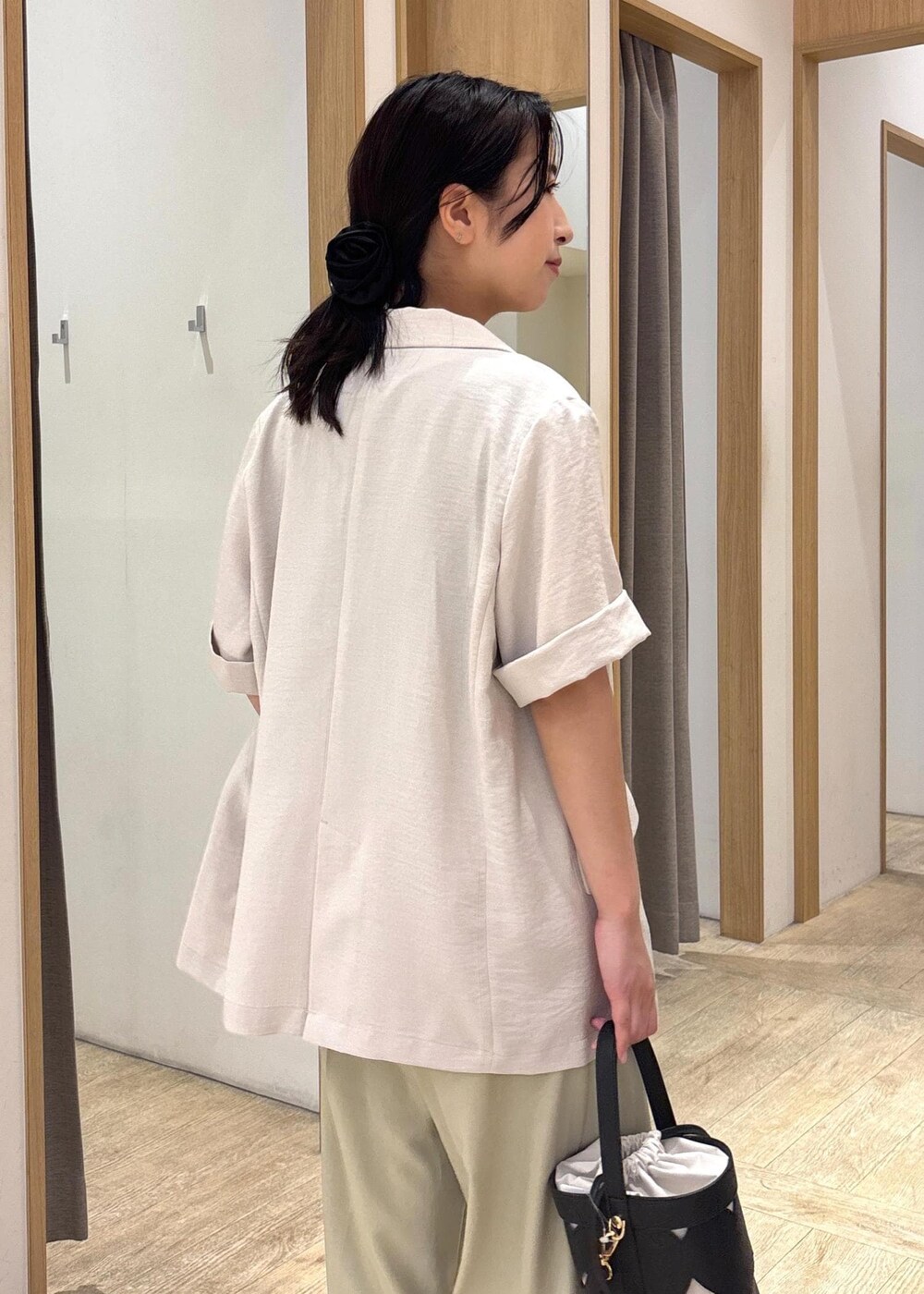 レッド系のサンダル、グレー系のTシャツ/カットソー、グリーン系のスラックスを着用したレディースの夏コーディネートの7枚目の写真