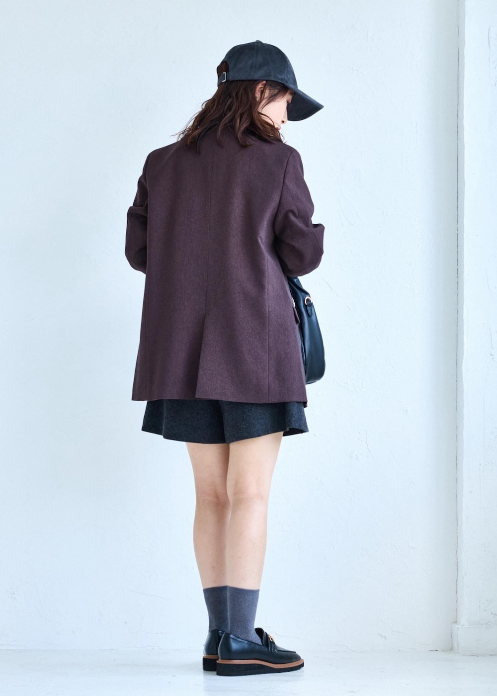 ブラック系のローファー、ホワイト系のTシャツ/カットソー、ブラウン系のテーラードジャケットを着用したレディースの夏コーディネートの4枚目の写真