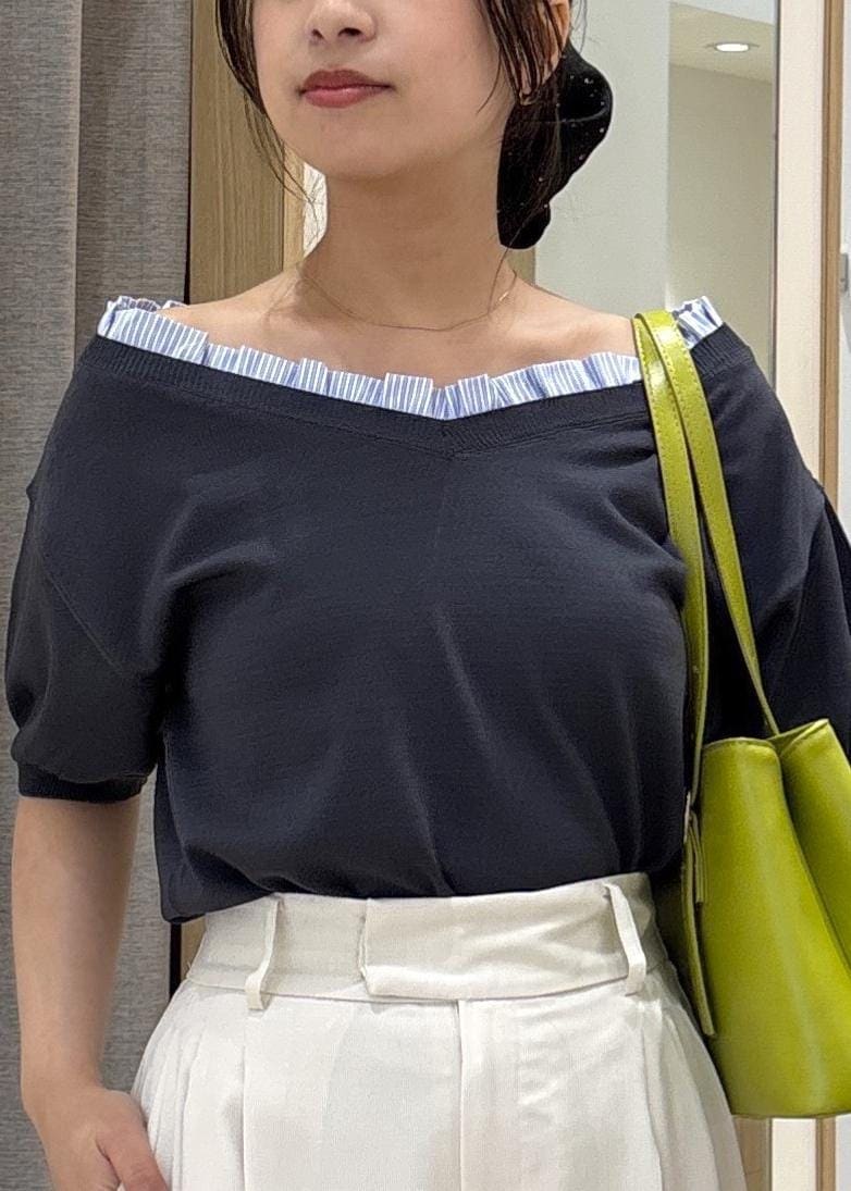 シルバー系のサンダル、グレー系のニット/セーター、ホワイト系のその他パンツを着用したレディースの春コーディネートの7枚目の写真