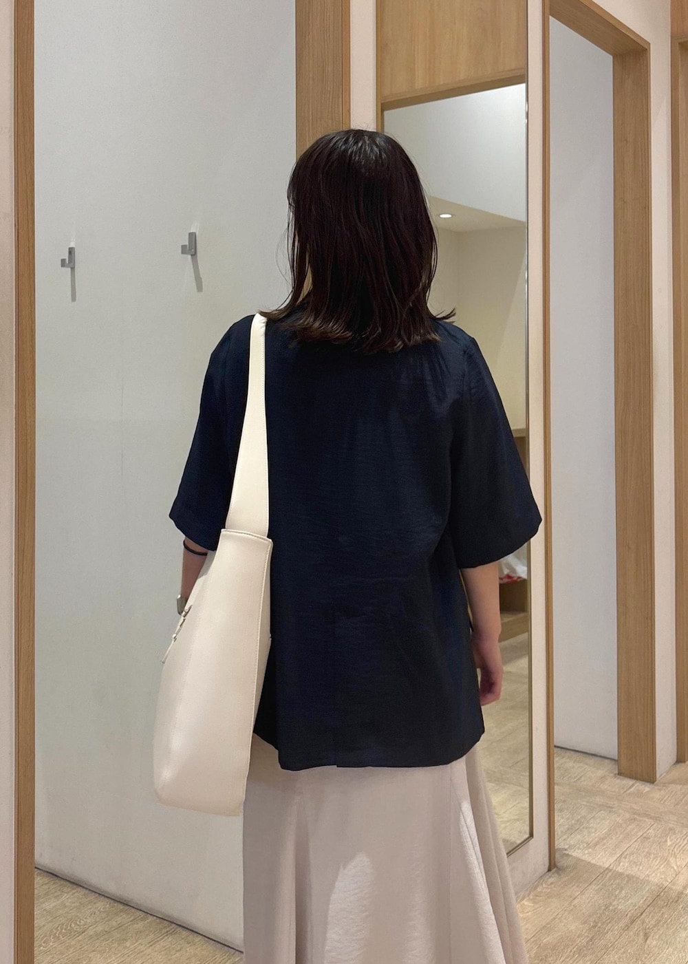 「25SS夏の新作、初夏コーデ、夏コーデ、お仕事コーデ、スカートスタイル、体型カバー、フェミニンコーデ、シンプルコーデ、VIS、ウェーブ、ブルべ夏、乾燥、低身長、トップス、シャツ/ブラウス」｜「VISの【A4収納】ホーボーバッグ（トートバッグ、ホワイト系）」を使った、スズさん（レディース・152cm）の春コーディネートの7枚目の写真