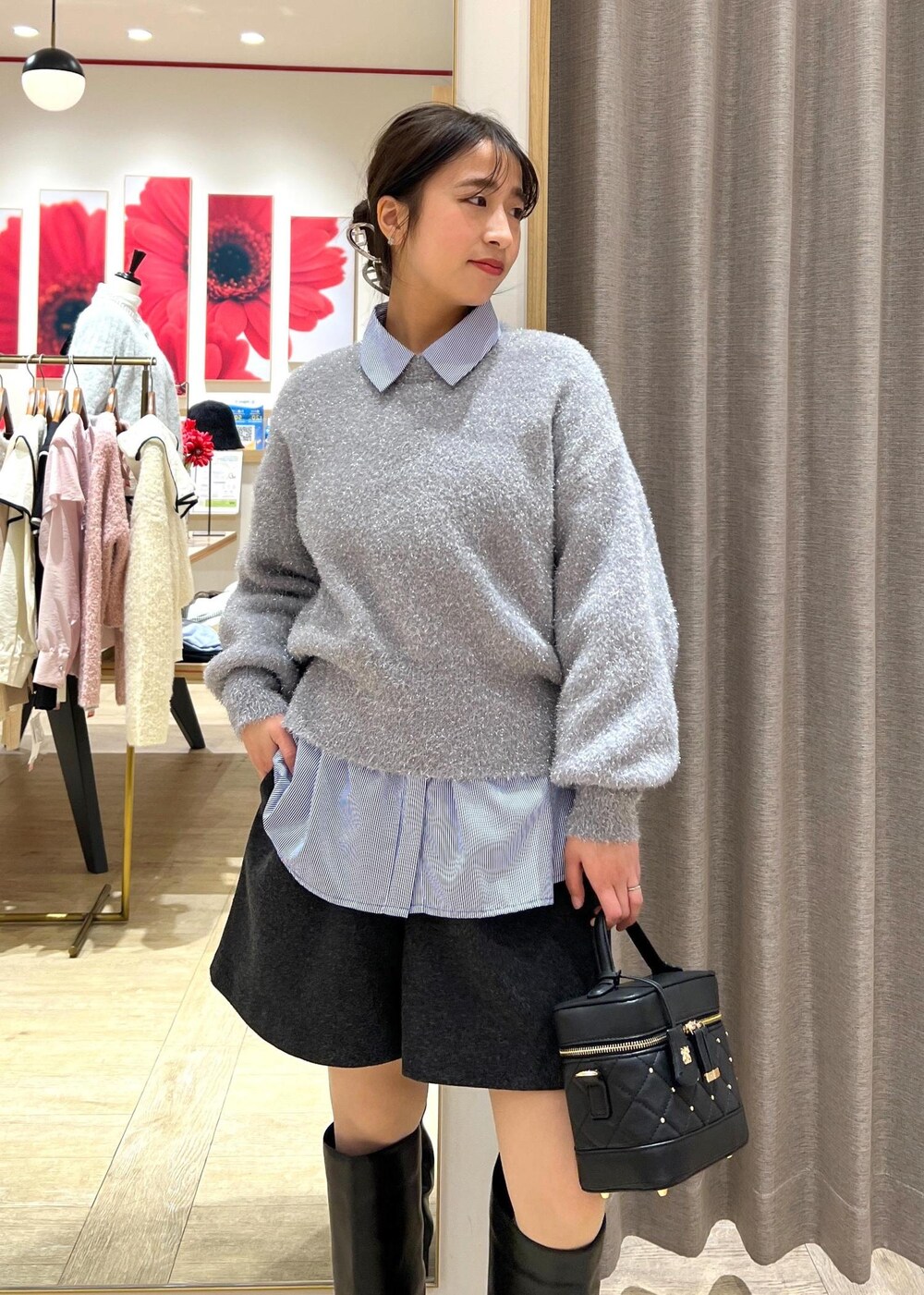 グレー系のその他パンツ、ブラック系のブーツ、ブルー系のシャツ/ブラウスを着用したレディースの冬コーディネートの7枚目の写真
