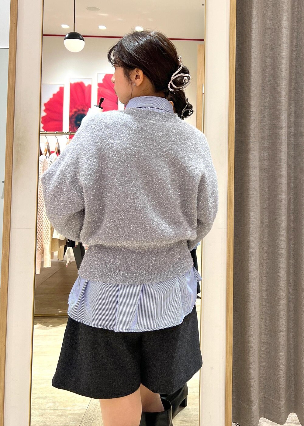 グレー系のその他パンツ、ブラック系のブーツ、ブルー系のシャツ/ブラウスを着用したレディースの冬コーディネートの9枚目の写真