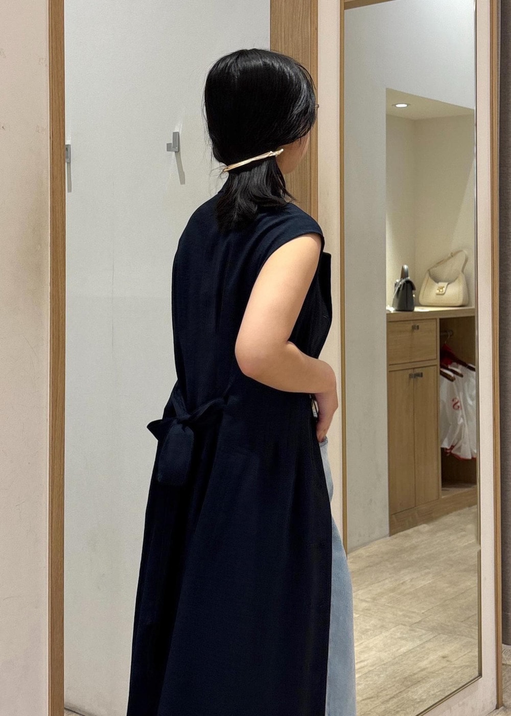 「インナー、ジレ、ロングジレ、25SS夏の新作、初夏コーデ、夏コーデ、デートコーデ、お出かけコーデ、旅行コーデ、女子会コーデ、大人カジュアル、パンツスタイル、カジュアルコーデ、ヘルシーコーデ、シンプルコーデ」｜「VISの18mm幅ニュアンス変形ベルト（ベルト、ブラック系）」を使った、スズさん（レディース・152cm）の春コーディネートの7枚目の写真