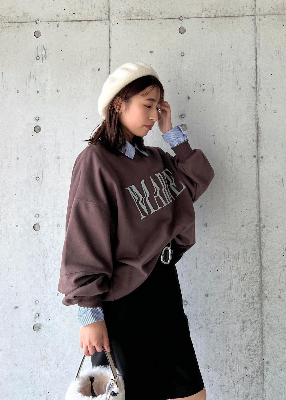 「ショートパンツ、ファー、ベレー帽、24AW秋の新作、ウエストマーク、ハーフパンツ、初秋コーデ、秋コーデ、お出かけコーデ、旅行コーデ、女子会コーデ、韓国ファッション、大人カジュアル、パンツスタイル、体型カバー」｜「Juzeのタンクソールサイドニットブーツ（ブーツ、ホワイト系）」を使った、スズさん（レディース・152cm）の秋コーディネートの6枚目の写真