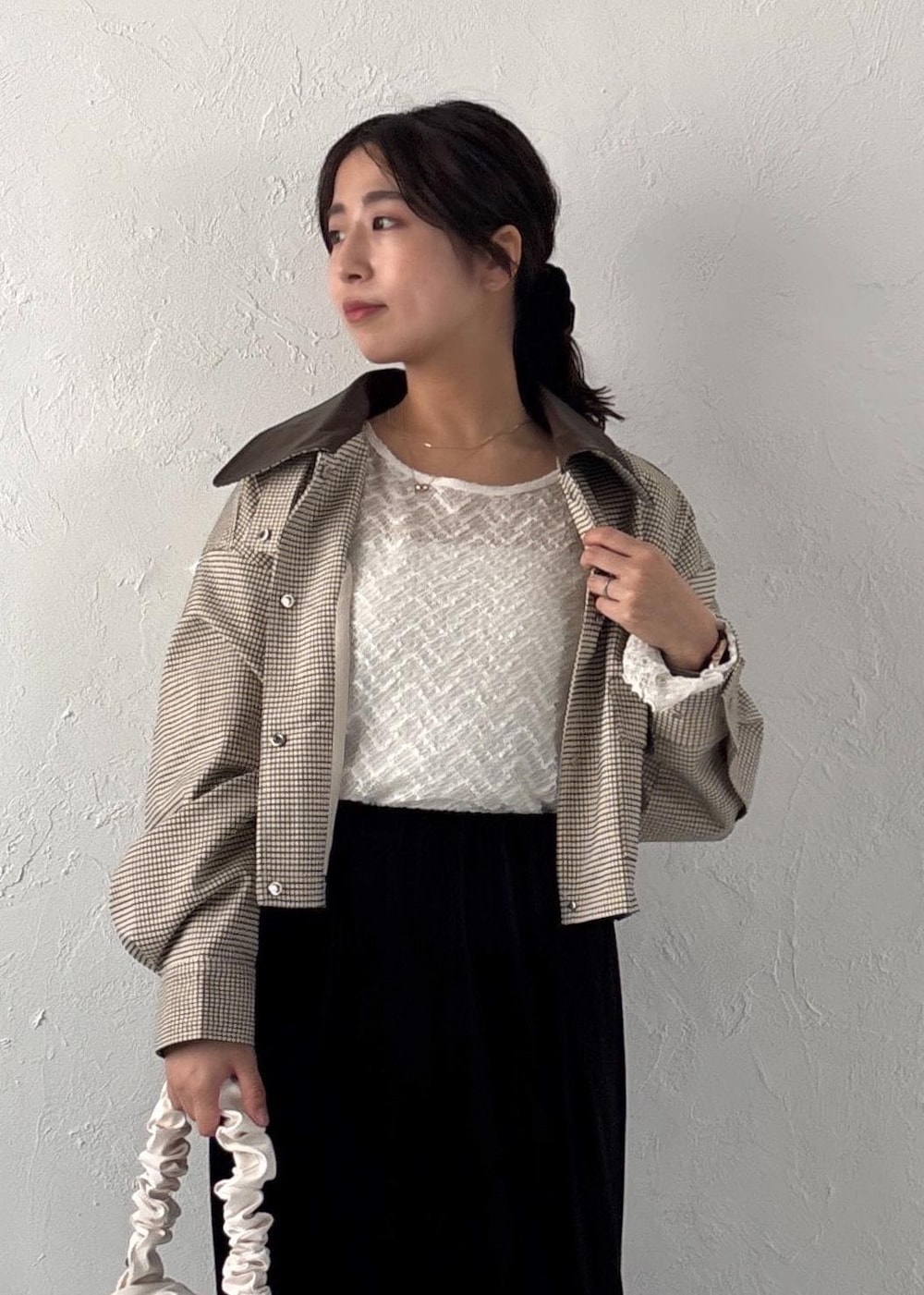 ホワイト系のショルダーバッグ、ホワイト系のTシャツ/カットソー、ホワイト系のパンプスを着用したレディースの夏コーディネートの5枚目の写真