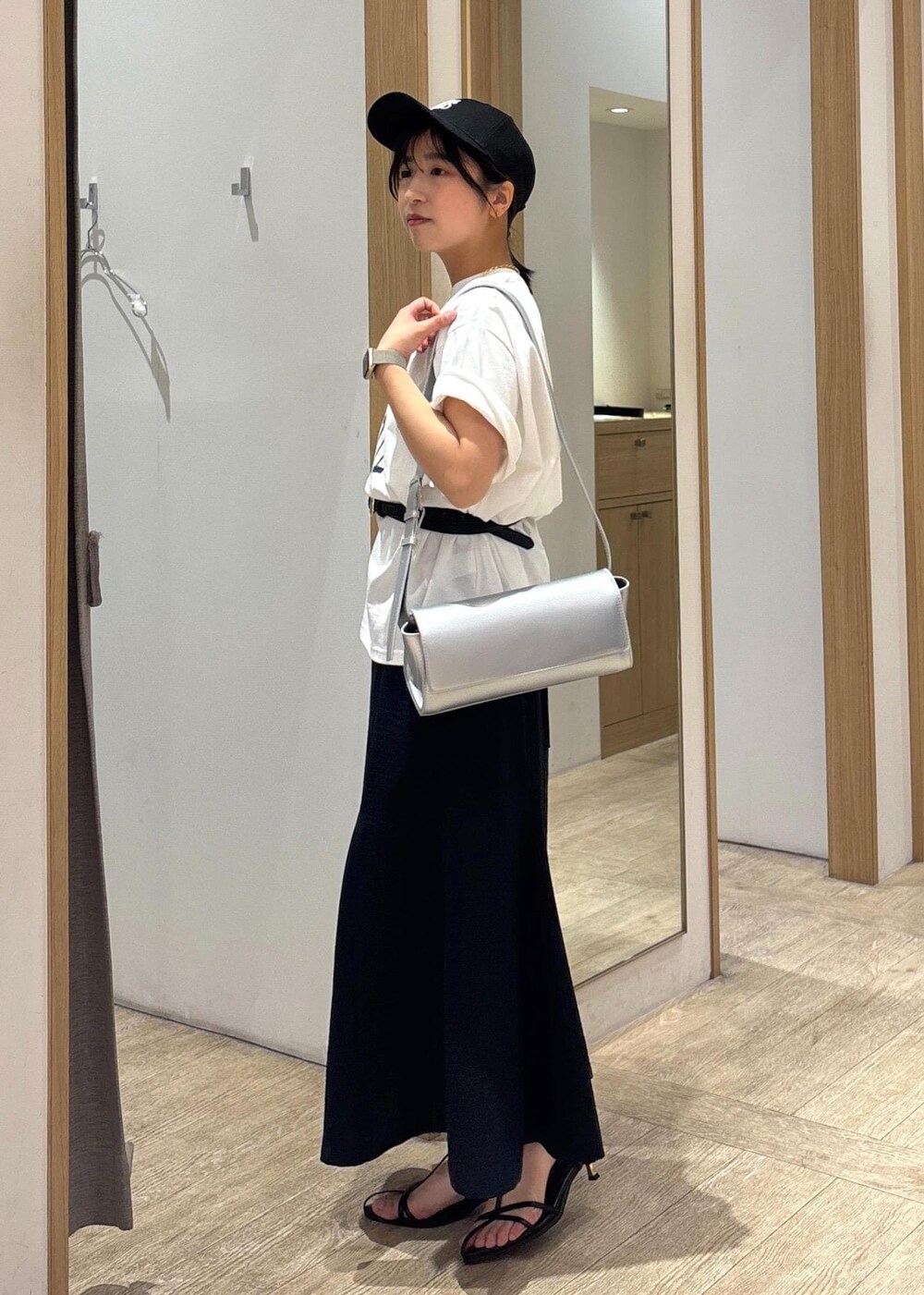「25SS夏の新作、夏コーデ、お出かけコーデ、旅行コーデ、フェスコーデ、大人カジュアル、スカートスタイル、体型カバー、カジュアルコーデ、VIS、ウェーブ、ブルべ夏、乾燥、低身長、トップス」｜「VISのロゴマーク刺繍キャップ（キャップ、ブラック系）」を使った、スズさん（レディース・152cm）の春コーディネートの3枚目の写真