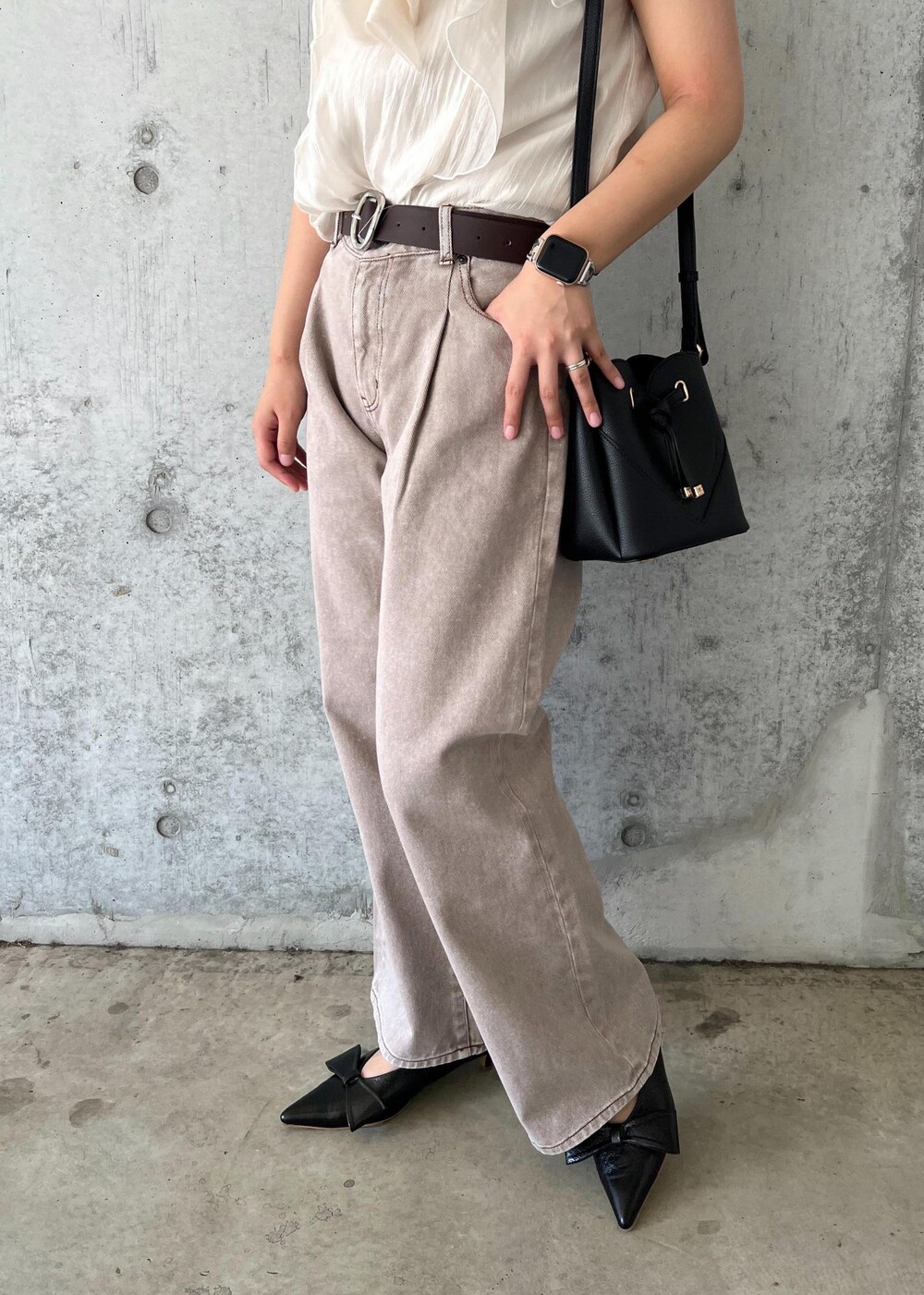 ブラック系のパンプス、ホワイト系のシャツ/ブラウス、ブラック系のショルダーバッグを着用したレディースの夏コーディネートの8枚目の写真