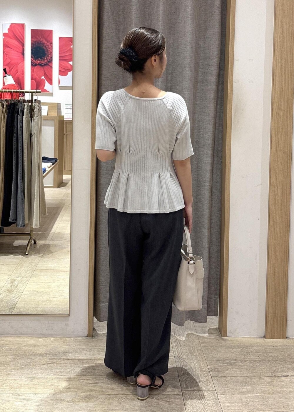 グレー系のその他パンツ、ブラック系のサンダル、ブルー系のカーディガン/ボレロを着用したレディースの夏コーディネートの3枚目の写真