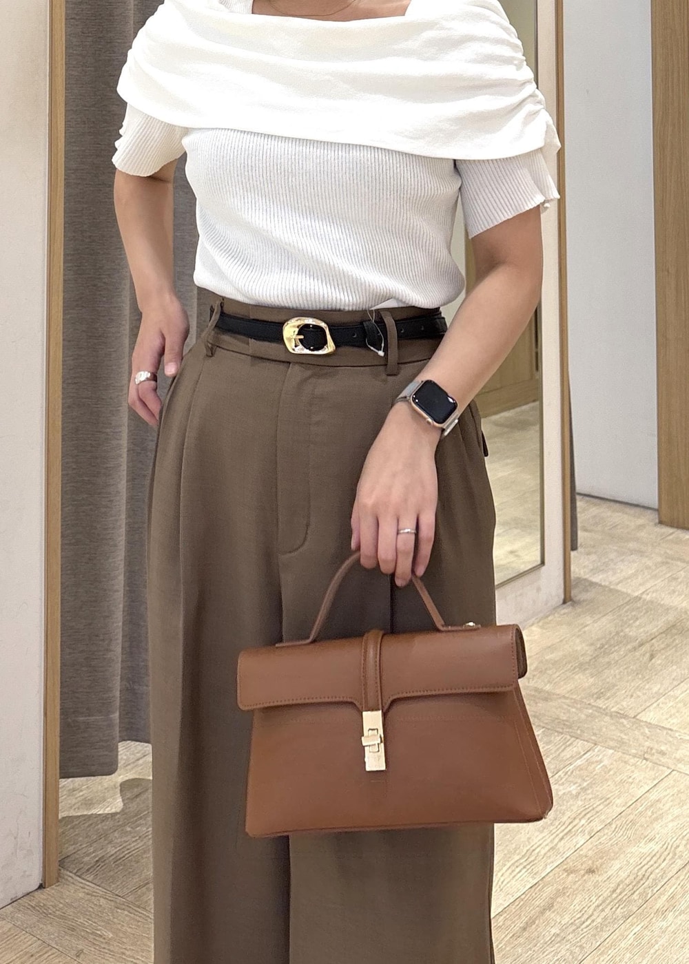 イエロー系のショルダーバッグ、ブラック系のサンダル、グリーン系のその他パンツを着用したレディースの春コーディネートの9枚目の写真
