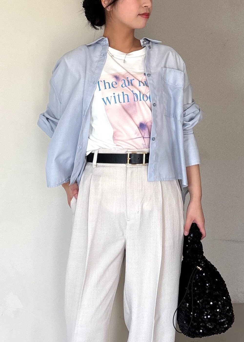 ブラック系のバレエシューズ、ブルー系のシャツ/ブラウス、ホワイト系のTシャツ/カットソーを着用したレディースの春コーディネートの6枚目の写真