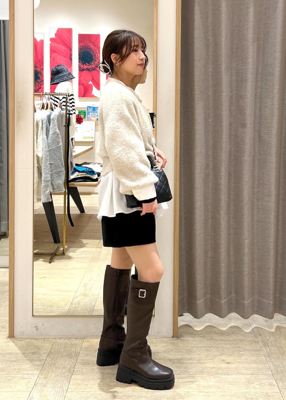 ブラウン系のブーツ、ホワイト系のシャツ/ブラウス、ベージュ系のニット/セーターを着用したレディースの冬コーディネートの5枚目の写真