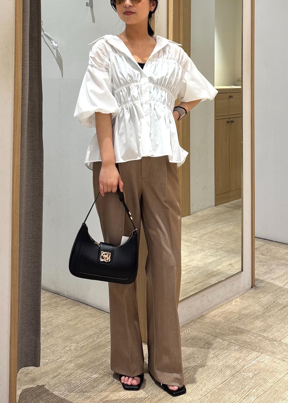 「フレアパンツ、25SS夏の新作、初夏コーデ、夏コーデ、デートコーデ、お出かけコーデ、旅行コーデ、韓国ファッション、大人カジュアル、パンツスタイル、体型カバー、カジュアルコーデ、VIS、ウェーブ、ブルべ夏」｜「VISの【追加】ハンドルリボンワンショルダーバッグ【180℃美人見え】（ハンドバッグ、ブラック系）」を使った、スズさん（レディース・152cm）の春コーディネートの2枚目の写真