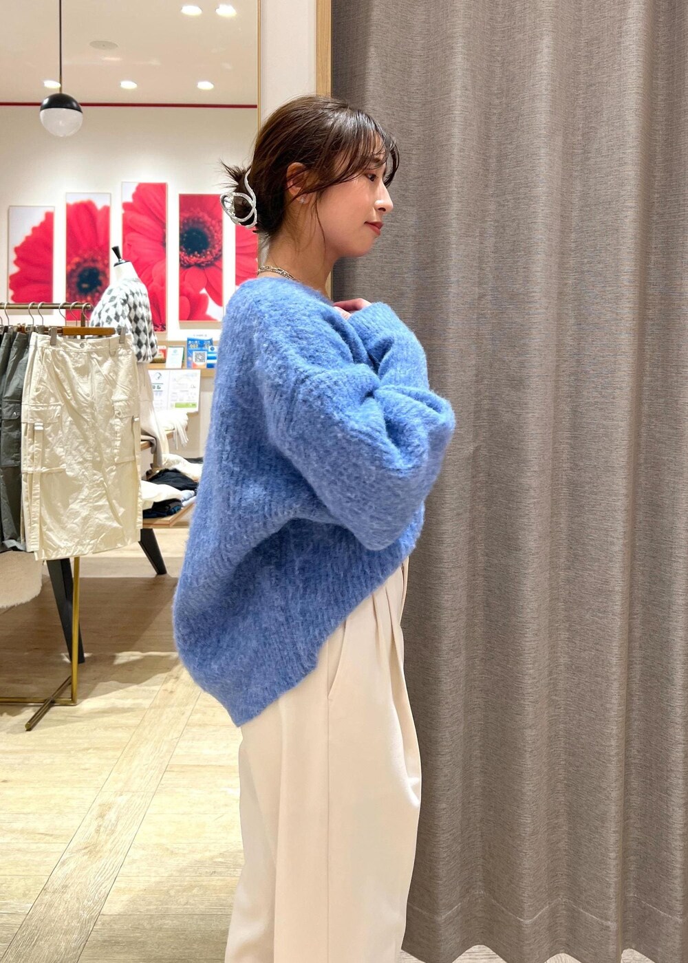 ブラック系のパンプス、ブラック系のショルダーバッグ、ブルー系のカーディガン/ボレロを着用したレディースの冬コーディネートの9枚目の写真