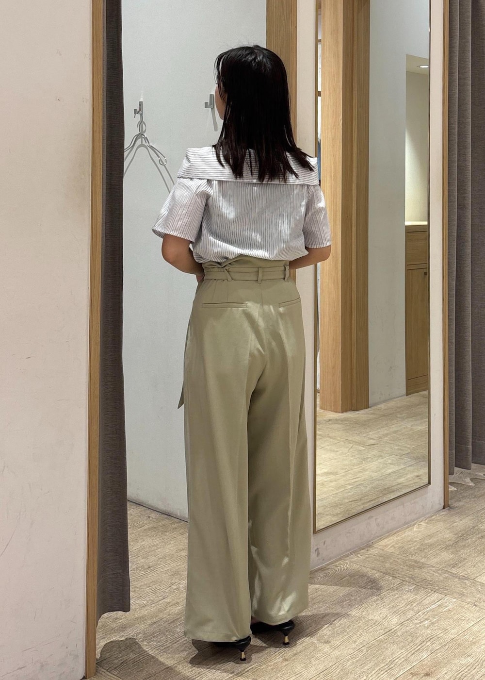 「25SS夏の新作、visbag2025、初夏コーデ、夏コーデ、お仕事コーデ、お出かけコーデ、推し活コーデ、女子会コーデ、パンツスタイル、きれいめコーデ、VIS、ウェーブ、ブルべ夏、乾燥、低身長」｜「Juzeのナロークロスメタルヒールサンダル（サンダル、ブラック系）」を使った、スズさん（レディース・152cm）の夏コーディネートの3枚目の写真