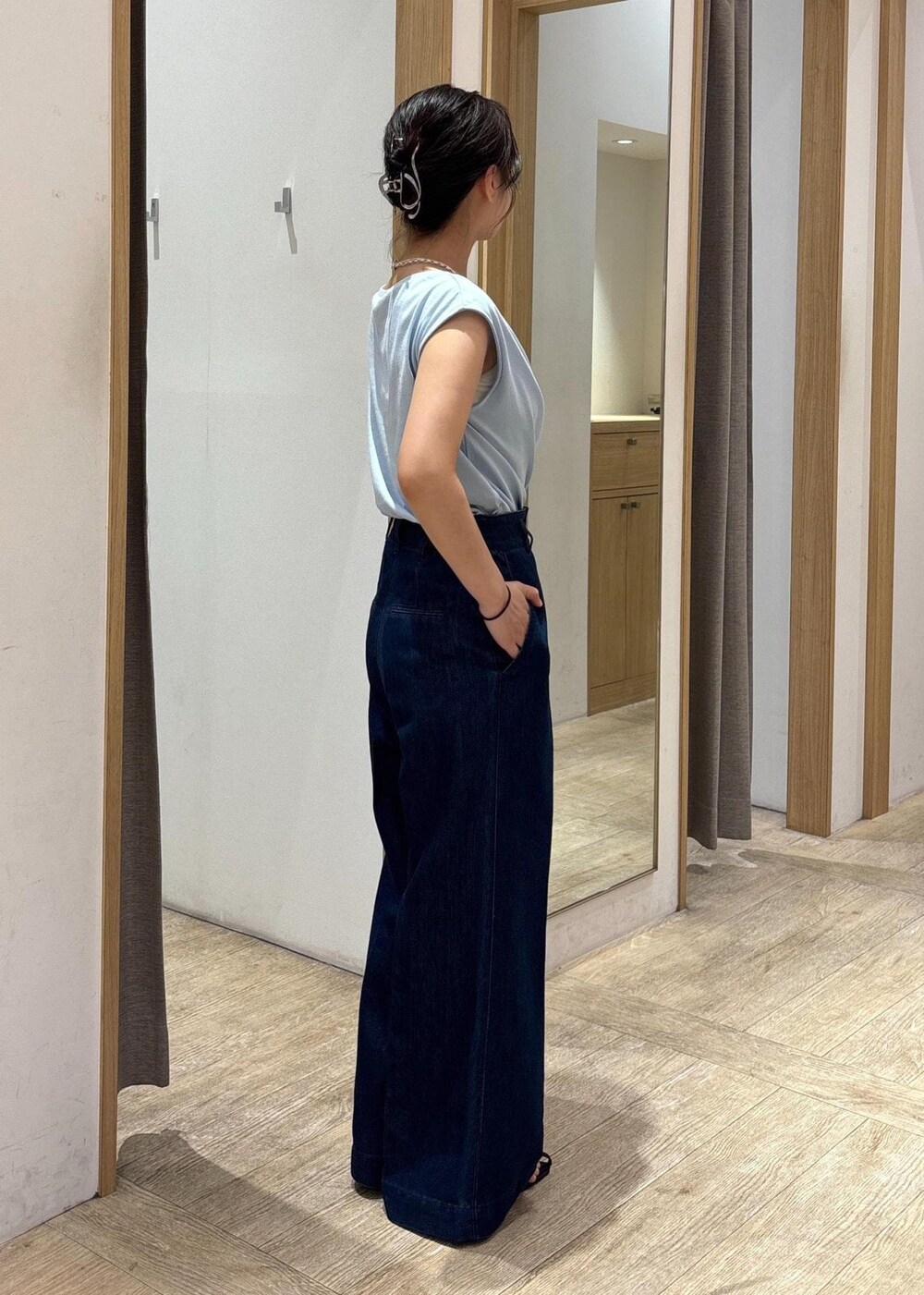 ベージュ系のショルダーバッグ、ブラック系のサンダル、ブルー系のTシャツ/カットソーを着用したレディースの夏コーディネートの5枚目の写真