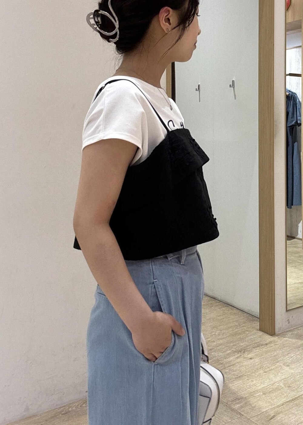 レッド系のサンダル、ブラック系のキャミソール、ホワイト系のTシャツ/カットソーを着用したレディースの夏コーディネートの8枚目の写真