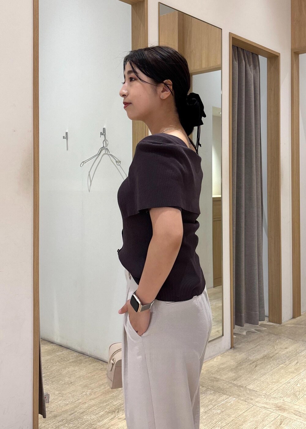 ブラウン系のパンプス、ホワイト系のスラックス、グレー系のニット/セーターを着用したレディースの秋コーディネートの7枚目の写真