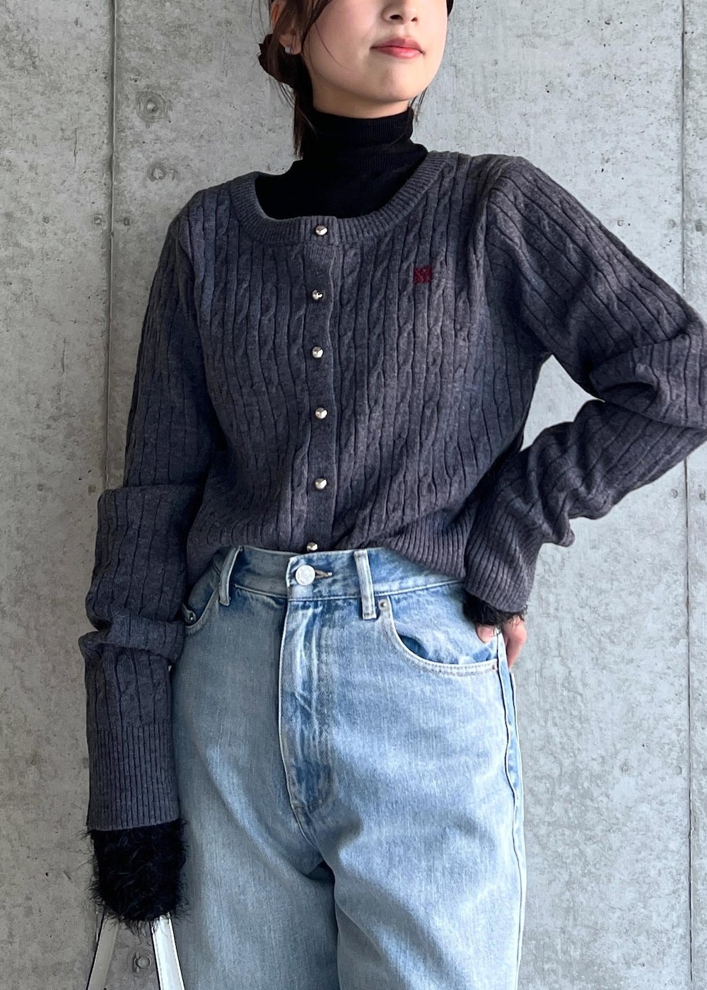 レッド系のパンプス、グレー系のカーディガン/ボレロ、ブラック系のニット/セーターを着用したレディースの冬コーディネートの7枚目の写真
