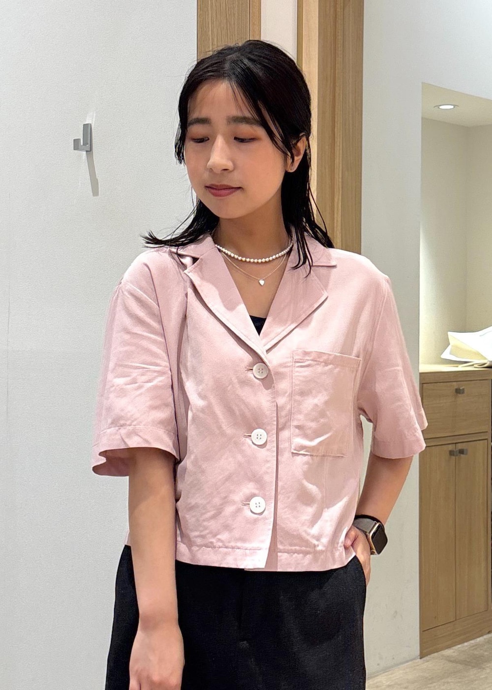 「タイトスカート、25SS夏の新作、初夏コーデ、夏コーデ、デートコーデ、お出かけコーデ、旅行コーデ、推し活コーデ、女子会コーデ、大人カジュアル、スカートスタイル、カジュアルコーデ、VIS、ウェーブ、ブルべ夏」｜「Juzeのスリングバックリボンミュール（パンプス、シルバー系）」を使った、スズさん（レディース・152cm）の夏コーディネートの5枚目の写真