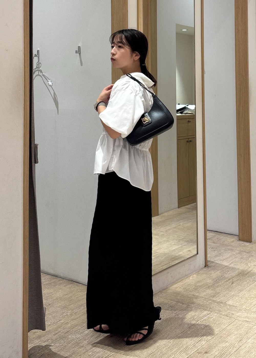 「タイトスカート、25SS夏の新作、初夏コーデ、夏コーデ、デートコーデ、お出かけコーデ、旅行コーデ、女子会コーデ、大人カジュアル、スカートスタイル、カジュアルコーデ、ヘルシーコーデ、VIS、ウェーブ、ブルべ夏」｜「VISの【追加】ハンドルリボンワンショルダーバッグ【180℃美人見え】（ハンドバッグ、ブラック系）」を使った、スズさん（レディース・152cm）の春コーディネートの6枚目の写真