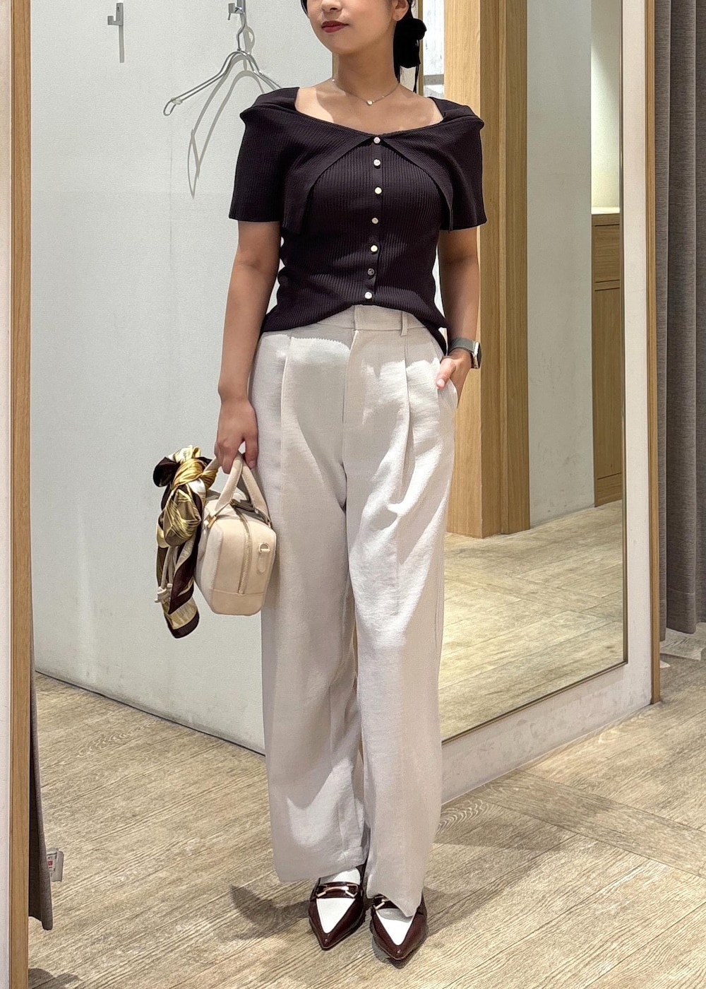 ブラウン系のパンプス、ホワイト系のスラックス、グレー系のニット/セーターを着用したレディースの秋コーディネートの9枚目の写真