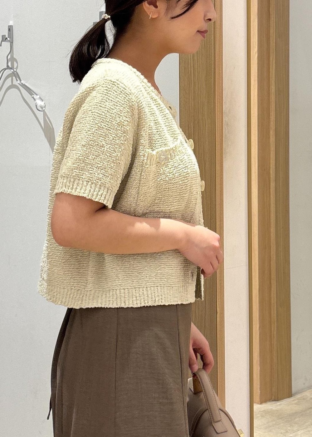 「25SS夏の新作、初夏コーデ、夏コーデ、デートコーデ、お出かけコーデ、旅行コーデ、女子会コーデ、大人カジュアル、スカートスタイル、フェミニンコーデ、VIS、ウェーブ、ブルべ夏、乾燥、低身長」｜「VISの【新色追加】ひねり金具ワンハンドルミニショルダーバッグ【2WAY（ショルダーバッグ、ベージュ系）」を使った、スズさん（レディース・152cm）の春コーディネートの8枚目の写真