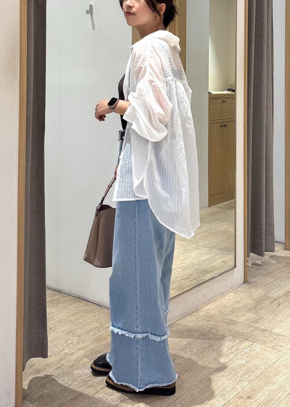 ベージュ系のショルダーバッグ、ブラック系のローファー、ブラウン系のキャミソールを着用したレディースの秋コーディネートの4枚目の写真