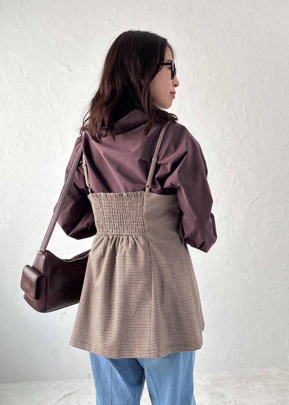 イエロー系のパンプス、ベージュ系のキャミソール、ブラウン系のシャツ/ブラウスを着用したレディースの夏コーディネートの6枚目の写真