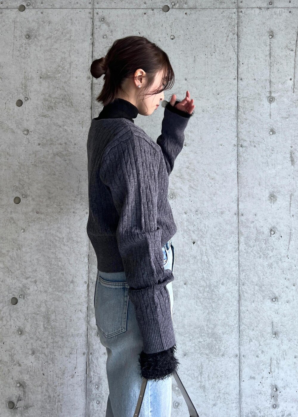 レッド系のパンプス、グレー系のカーディガン/ボレロ、ブラック系のニット/セーターを着用したレディースの冬コーディネートの10枚目の写真