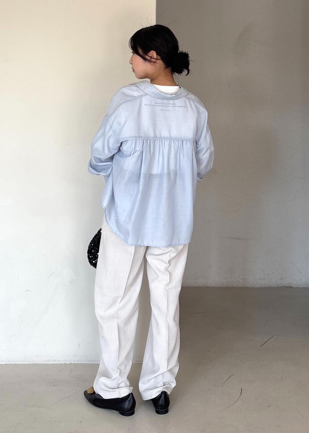 ブラック系のバレエシューズ、ブルー系のシャツ/ブラウス、ホワイト系のTシャツ/カットソーを着用したレディースの春コーディネートの4枚目の写真